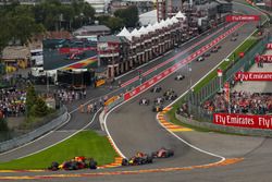 Max Verstappen, Red Bull Racing RB13 leads Daniel Ricciardo, Red Bull Racing RB13 at the start of the race