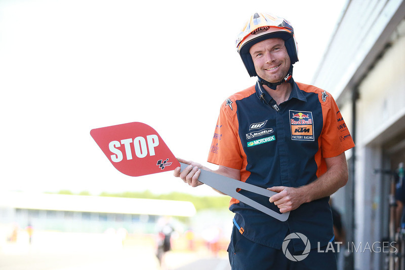 Paleta de alto para intercambio de moto en Pit lane