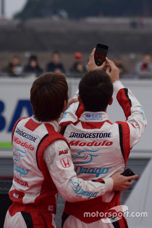 自撮りをする武藤英紀と牧野任祐