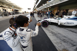 Felipinho Massa waves his dad Felipe Massa, Williams FW38, off to the grid.