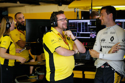 Julien Simon-Chautemps, ingénieur de course Renault Sport F1 Team et Jolyon Palmer, Renault Sport F1 Team