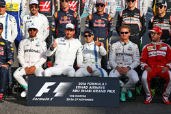 Jenson Button, McLaren with Felipe Massa, Williams at the end of season group drivers group photograph