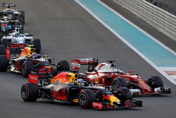 Daniel Ricciardo, Red Bull Racing RB12, Sebastian Vettel, Ferrari SF16-H