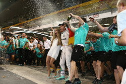 Нико Росберг, Mercedes AMG F1, с женой Вивиан Росберг и командой