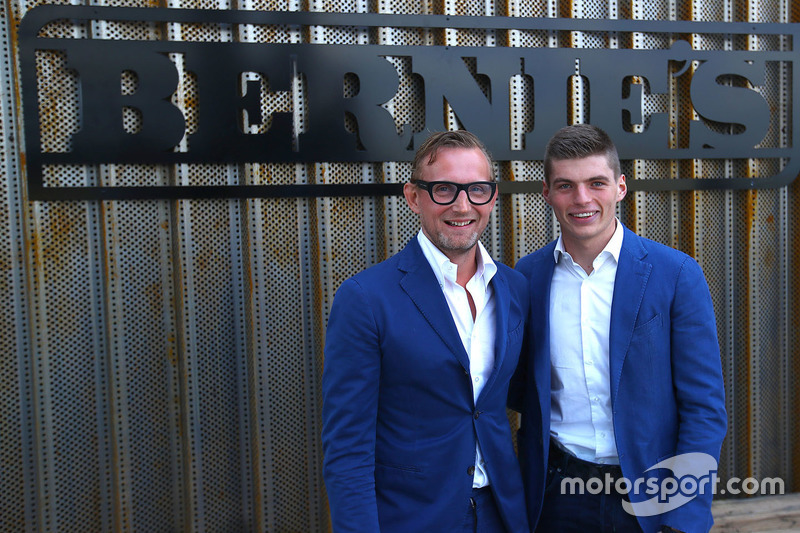 Bernhard van Oranje, mede-eigenaar Circuit Zandvoort, met Max Verstappen, Red Bull Racing, voor het nieuwe restaurant Bernie's