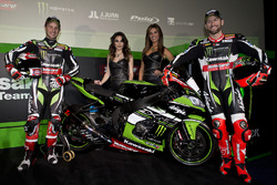 Jonathan Rea, Kawasaki Racing, und Tom Sykes, Kawasaki Racing, mit den Monster-Girls