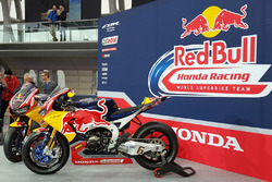 Bikes of Nicky Hayden, Honda World Superbike Team, Stefan Bradl, Honda World Superbike Team