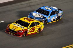 Joey Logano, Team Penske Ford, Kevin Harvick, Stewart-Haas Racing Ford