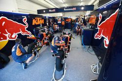 De pitbox van Brad Binder en Bo Bendsneyder, Red Bull KTM Ajo, KTM