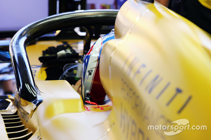 Jolyon Palmer, Renault Sport F1 Team RS16 with a Halo cockpit cover