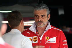 Гонщик Ferrari Себастьян Феттель и руководитель команды Маурицио Арривабене