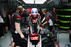 Romain Grosjean, Haas F1 Team, s'installe dans son cockpit