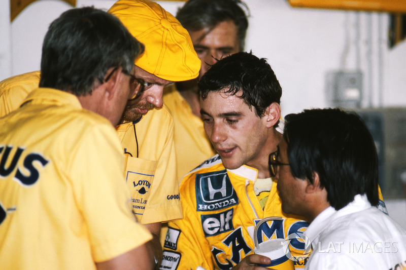 Peter Warr, Steve Hallam, e Ayrton Senna, com Osamu Goto, da Honda