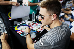 Stoffel Vandoorne, McLaren, firma autógrafos para los aficionados