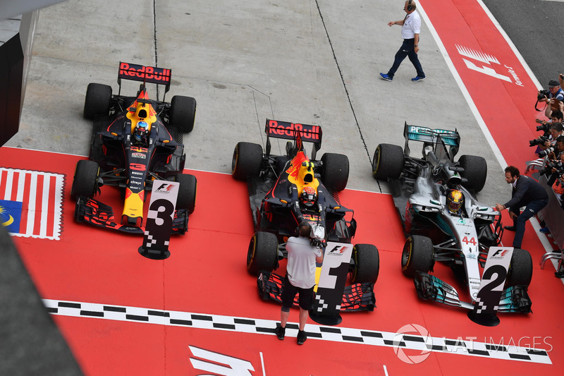 Daniel Ricciardo, Red Bull Racing RB13, Max Verstappen, Red Bull Racing RB13 and Lewis Hamilton, Mercedes-Benz F1 W08 di parc ferme