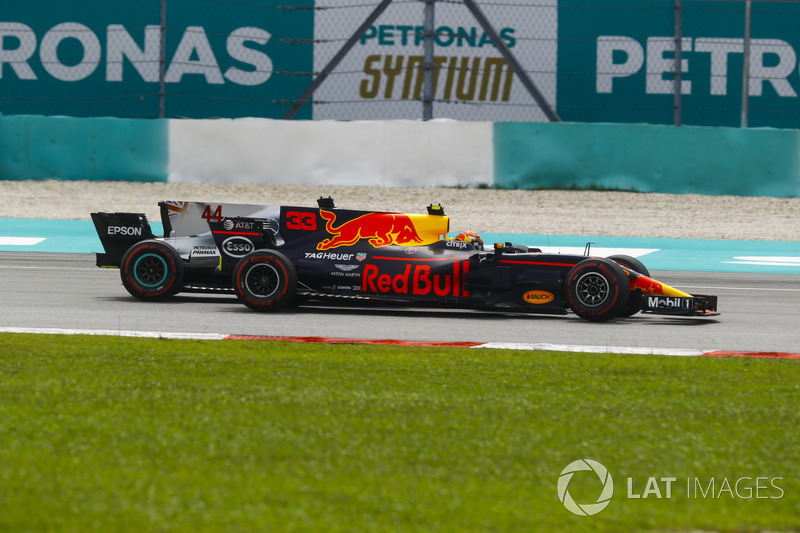 Max Verstappen, Red Bull Racing RB13, supera Lewis Hamilton, Mercedes AMG F1 W08, e prende il comando della gara