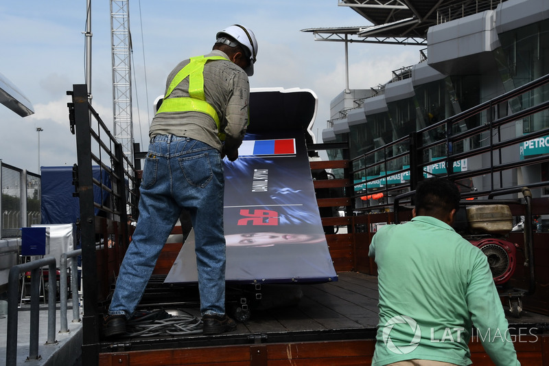 The garage board of Daniil Kvyat, Scuderia Toro Rosso is removed