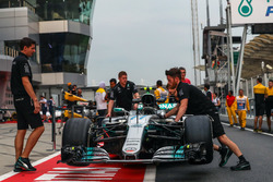 Mercedes AMG F1 mechanics push the car of Valtteri Bottas, Mercedes-Benz F1 W08 down pitlane