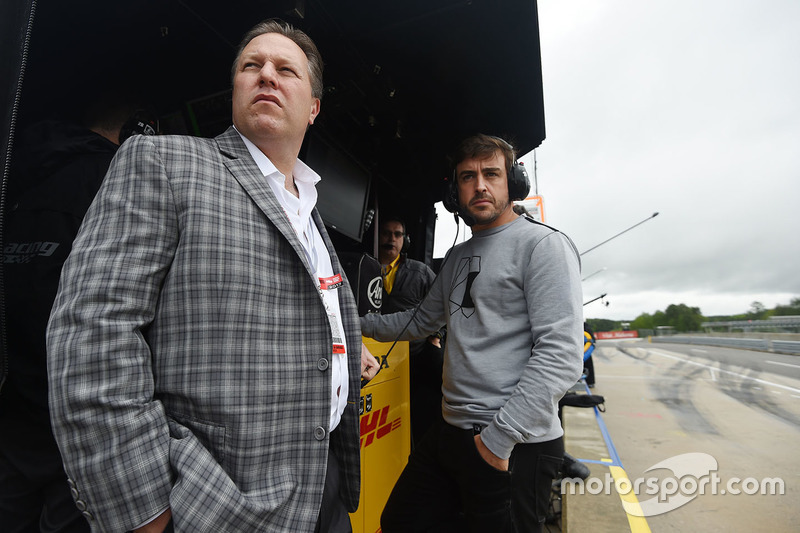 Zak Brown, CEO McLaren bersama Fernando Alonso di pit wall