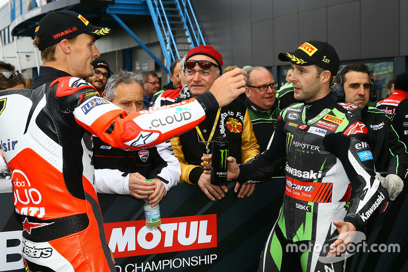 Chaz Davies, Ducati Team, Jonathan Rea, Kawasaki Racing, si confrontano nel parco chiuso