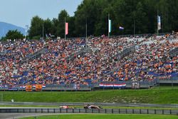 Fernando Alonso, McLaren MCL32, Kimi Raikkonen, Ferrari SF70H