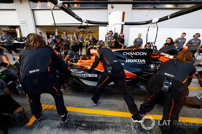 El equipo McLaren organiza una parada en boxes femenino