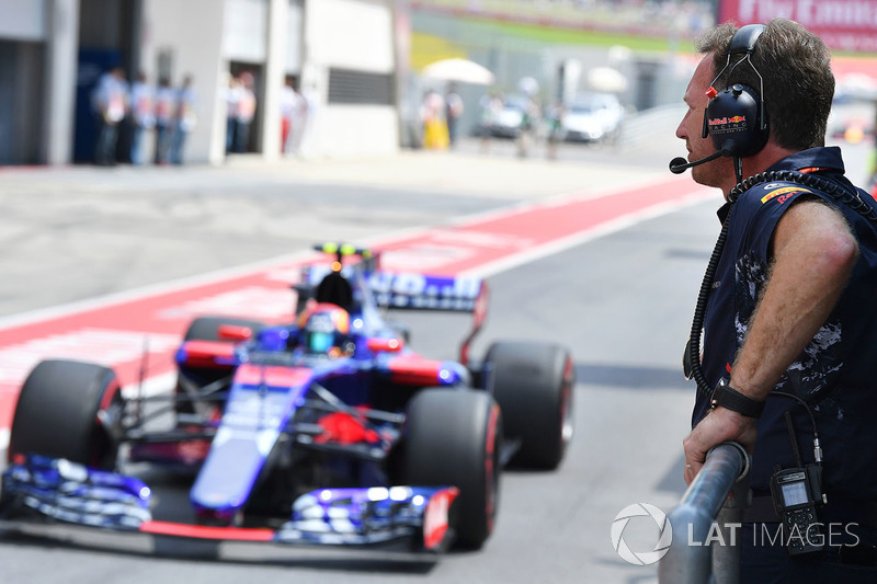 Christian Horner, jefe de equipo Red Bull Racing y Carlos Sainz Jr., Scuderia Toro Rosso STR12