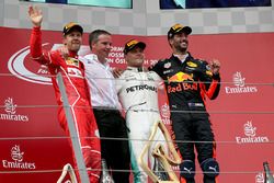 Il vincitore della gara Valtteri Bottas, Mercedes AMG F1 festeggia sul podio, Sebastian Vettel, Ferr