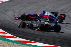 Romain Grosjean, Haas F1 Team VF-17 passe Carlos Sainz Jr., Scuderia Toro Rosso STR12 qui est en tête-à-queue