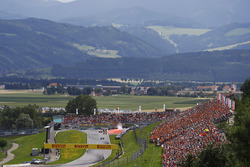 A scenic view of the start. Valtteri Bottas, Mercedes AMG F1 W08, Sebastian Vettel, Ferrari SF70H, D