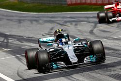 Valtteri Bottas, Mercedes AMG F1 W08, viert feest en finisht voor Sebastian Vettel, Ferrari SF70H