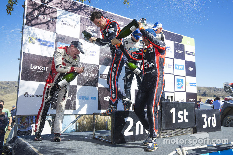 I vincitori Thierry Neuville, Nicolas Gilsoul, Hyundai Motorsport, al secondo posto Elfyn Evans, Dan