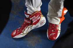 Chase Elliott, Hendrick Motorsports Chevrolet shoes commemorating his father Bill Elliott's 1987 rac