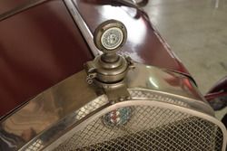 Kühlerhaube des historischen Alfa Romeo