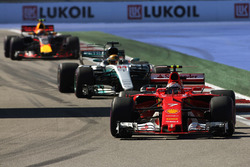 Kimi Raikkonen, Ferrari SF70H, Lewis Hamilton, Mercedes AMG F1 W08, Max Verstappen, Red Bull Racing RB13