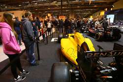 Une Renault sur le stand F1 Racing