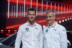 Martin Tomczyk et Jens Marquardt, directeur de BMW Motorsport, avec la BMW M8 GTE