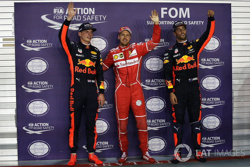 Il poleman Sebastian Vettel, Ferrari, il secondo qualificato Max Verstappen, Red Bull Racing, il terzo qualificato Daniel Ricciardo, Red Bull Racing