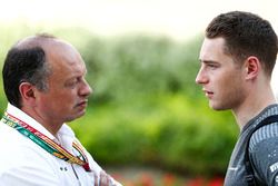 Frederic Vasseur, director del equipo de arte, con Stoffel Vandoorne, McLaren