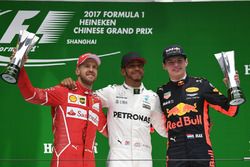 Podio: segundo lugar Sebastian Vettel, Ferrari, ganador de la carrera Lewis Hamilton, Mercedes AMG F