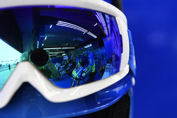 Le reflet de la moto d'Andrea Iannone, Team Suzuki MotoGP