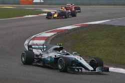 Valtteri Bottas, Mercedes AMG F1 W08, leads Daniel Ricciardo, Red Bull Racing RB13, and Kimi Raikkonen, Ferrari SF70H