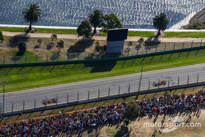 Stoffel Vandoorne, McLaren MCL32, precede Daniel Ricciardo, Red Bull Racing RB13