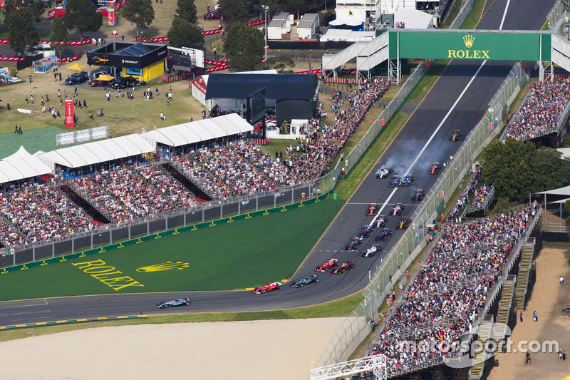 Lewis Hamilton, Mercedes AMG F1 W08, precede Sebastian Vettel, Ferrari SF70H, Valtteri Bottas, Mercedes AMG F1 W08, Kimi Raikkonen, Ferrari SF70H, Max Verstappen, Red Bull Racing RB13, e il resto del gruppo alla partenza