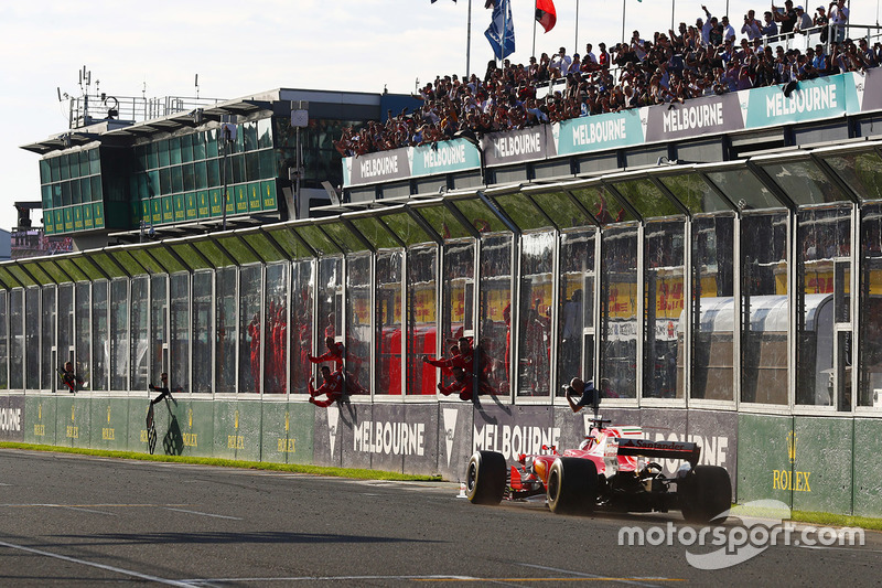 Vettel, que pintou como favorito, confirmou a posição na abertura do campeonato, com a vitória no GP da Austrália.