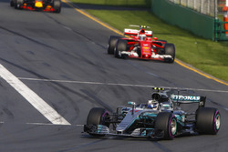 Valtteri Bottas, Mercedes AMG F1 W08, leads Kimi Raikkonen, Ferrari SF70H, and Max Verstappen, Red B