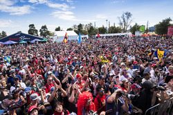 Fans verfolgen eine Bühnenshow mit den F1-Fahrern