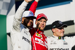 Lewis Hamilton, Mercedes AMG, Sebastian Vettel, Ferrari, y Valtteri Bottas, Mercedes AMG, en el podi