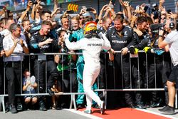 Sieger Lewis Hamilton, Mercedes AMG F1, feiert mit dem Team