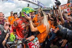 Tony Cairoli, Red  Bull KTM Factory Racing, viert zijn overwinning met het team en zijn vriendin